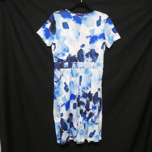 MS BASIC | large | Blue and White Floral Dress - Picture 2 of 16